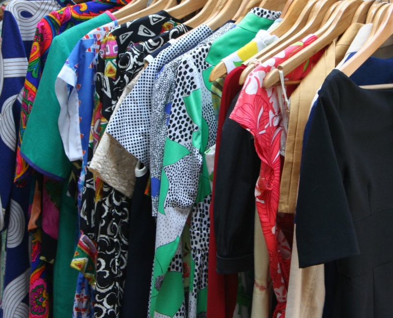 vente-LES FERRES-min_dresses_apparel_clothing_clothes_clothes_hangers_wooden_hangers_retail_shop_closet-1149845