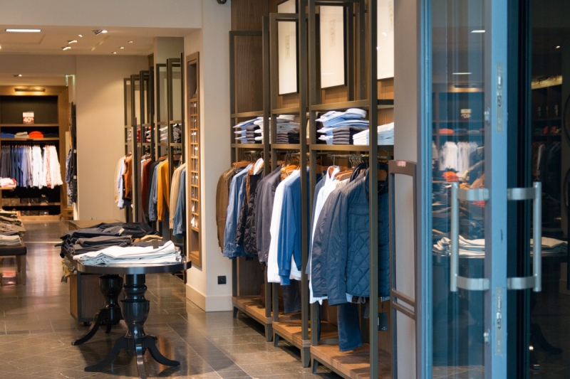 vente-LES FERRES-min_shop_clothes_clothing_shopping_mall_shopping_kielce_crown_poland-862477